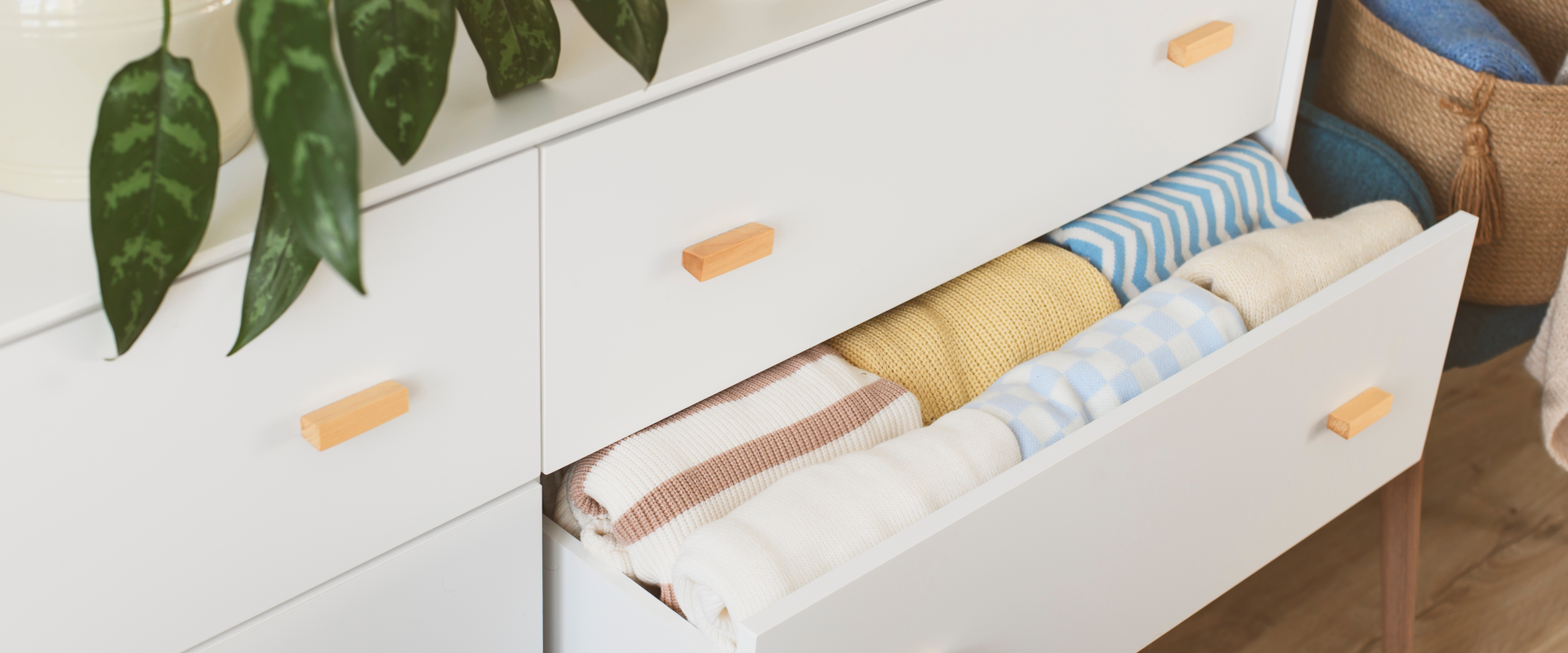 Komoda z drewnianymi uchwytami meblowymi