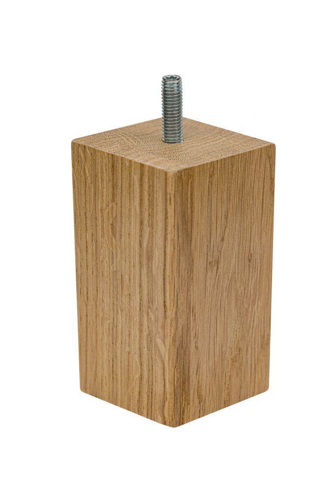 Drewniana noga meblowa z drewna dębowego o kształcie kostki stojącej z wkręconą śrubą, w kolorze naturalnym