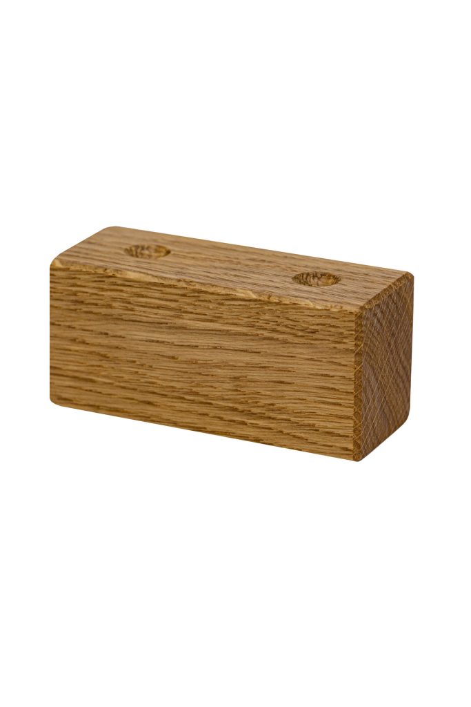 Noga drewniana kostka meblowa dębowa olejowana, o kształcie leżącej kostki, przeznaczona do montażu za pomocą wkrętów