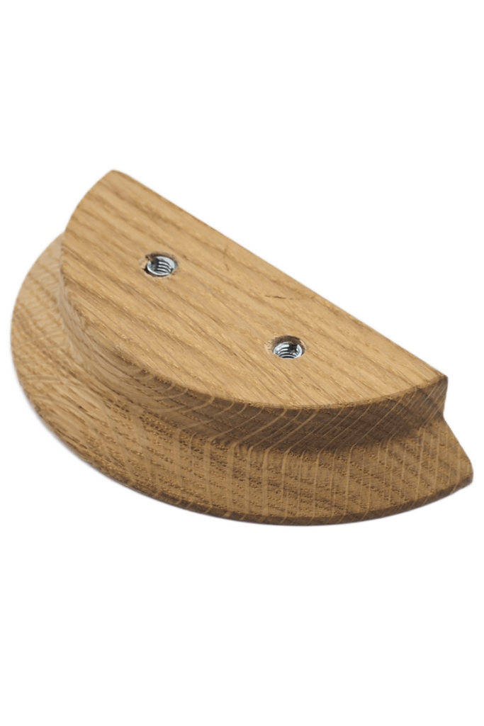 Drewniany uchwyt meblowy z drewna dębowego w kolorze naturalnym o kształcie półkola z widocznymi otworami do montażu
