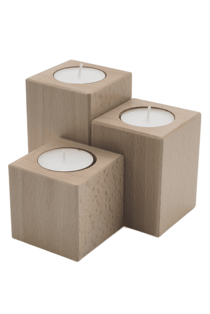 Drewniany komplet trzech świeczników z drewna bukowego o kształcie kostek w trzech różnych wymiarach, w kolorze naturalnym, na świece typu tealight