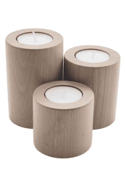 Drewniany komplet trzech świeczników z drewna bukowego o kształcie walca w trzech różnych wymiarach, w kolorze naturalnym, na świece typu tealight