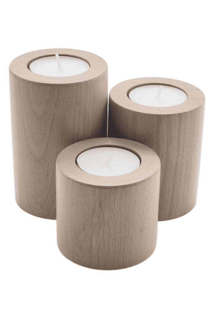 Drewniany komplet trzech świeczników z drewna bukowego o kształcie walca w trzech różnych wymiarach, w kolorze naturalnym, na świece typu tealight