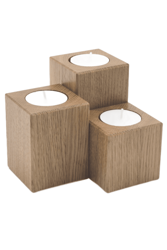 Drewniany komplet trzech świeczników z drewna dębowego o kształcie kostek w trzech różnych wymiarach, w kolorze naturalnym, na świece typu tealight