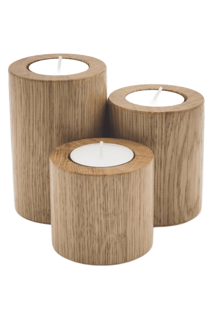 Drewniany komplet trzech świeczników z drewna dębowego o kształcie walca w trzech różnych wymiarach, w kolorze naturalnym, na świece typu tealight