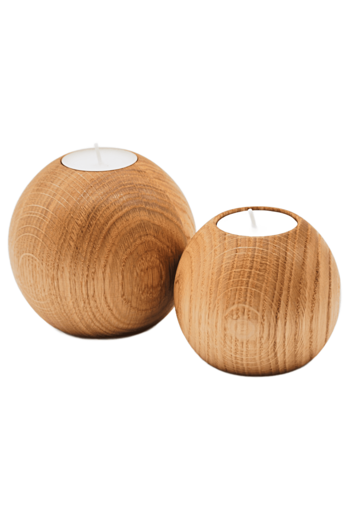 Drewniany komplet dwóch świeczników z drewna dębowego o kształcie kuli większej i mniejszej, olejowany, na świece typu tealight