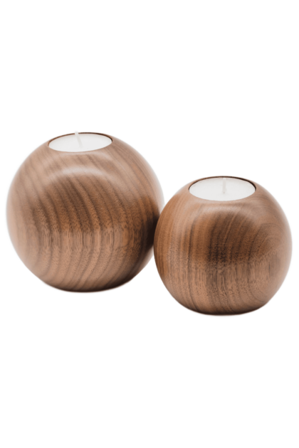 Drewniany komplet dwóch świeczników z drewna orzecha amerykańskiego o kształcie kuli większej i mniejszej, w kolorze naturalnym, na świece typu tealight