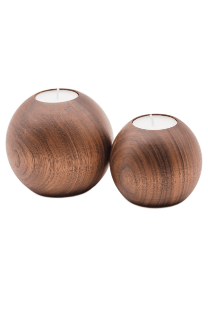 Drewniany komplet dwóch świeczników z drewna orzecha amerykańskiego o kształcie kuli większej i mniejszej, olejowany, na świece typu tealight