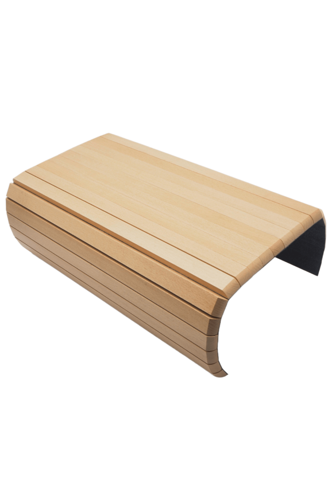 Nakładka łamana na bok meblowy, w kolorze naturalnym, pokazująca jej ułożenie na boku mebla