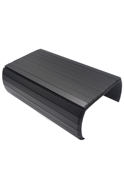 Czarna nakładka łamana na bok meblowy, pokazująca jej ułożenie na boku mebla