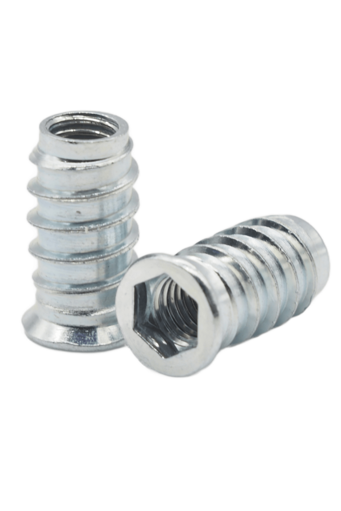 Nakrętka rampa o gwincie M8 i długości 24 mm, wykonana ze stali ocynkowanej