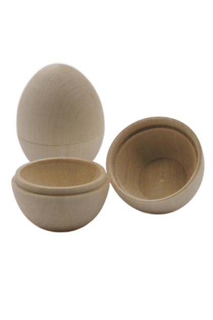 Drewniane jajko w całości oraz składające się z dwóch połówek