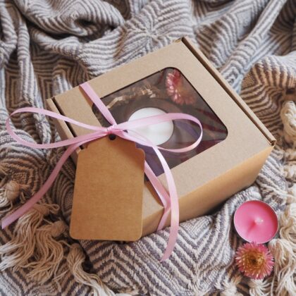 WD2003 – Zestaw prezentowy 3 – Świecznik kula H90 1 szt. orzech amerykański olejowany - Różowa wstążka
