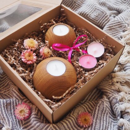 Świeczniki na prezent, zapakowane w eko pudełko z okienkiem, drewniane, dębowe z białymi świecami tealights. Ozdobione trzeba suszonymi kwiatami, dwoma różowymi świecami i różową kokardką.