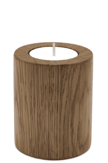 Drewniany świecznik o kształcie walca na świece podgrzewacze, typu tealight, w kolorze naturalnego drewna dębowego, z widocznym usłojeniem