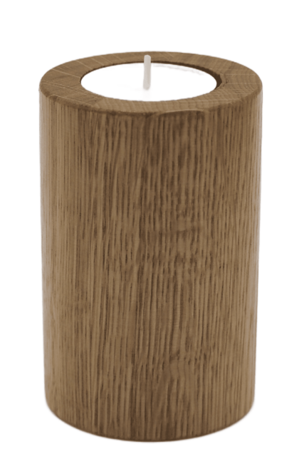 Drewniany dębowy świecznik o kształcie walca na świece podgrzewacze, typu tealight, o kolorystyce naturalnego drewna z widocznym usłojeniem