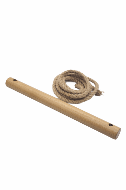 Dębowy drążek dekoracyjny z dwoma otworami, z leżącym obok sznurkiem jutowym