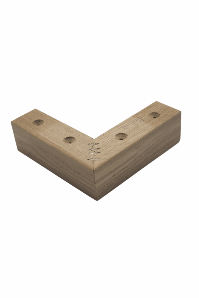 Dębowa noga meblowa narożna w kolorze naturalnego drewna