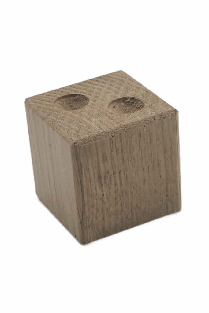 Mała noga meblowa w formie kostki z drewna dębowego