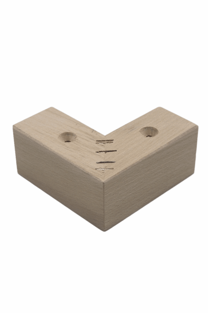 Noga meblowa drewniana narożna o naturalnym odcieniu drewna bukowego